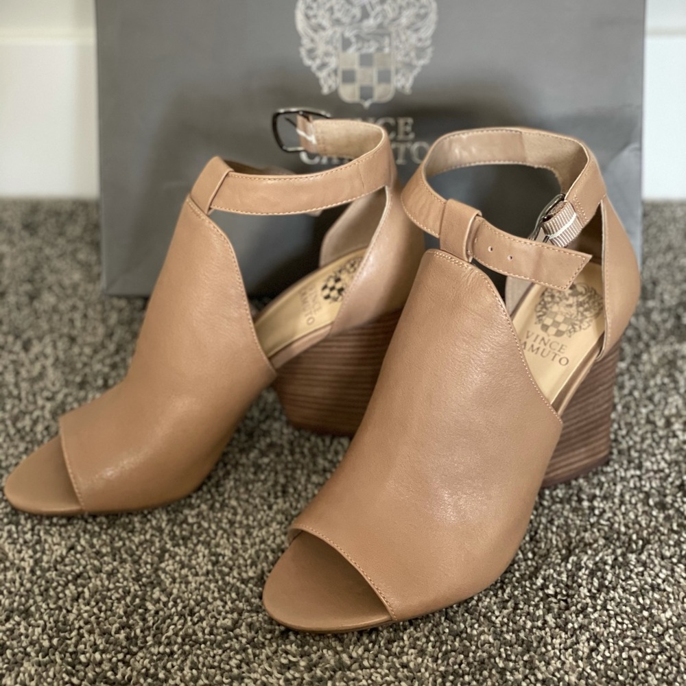 VINCE CAMUTO Sandals